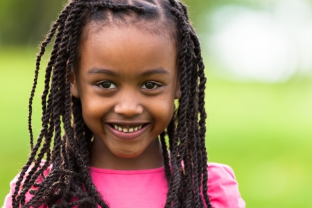 tresses africaines Outdoor Close up portrait dune jeune fille noire mignonne souriant ,